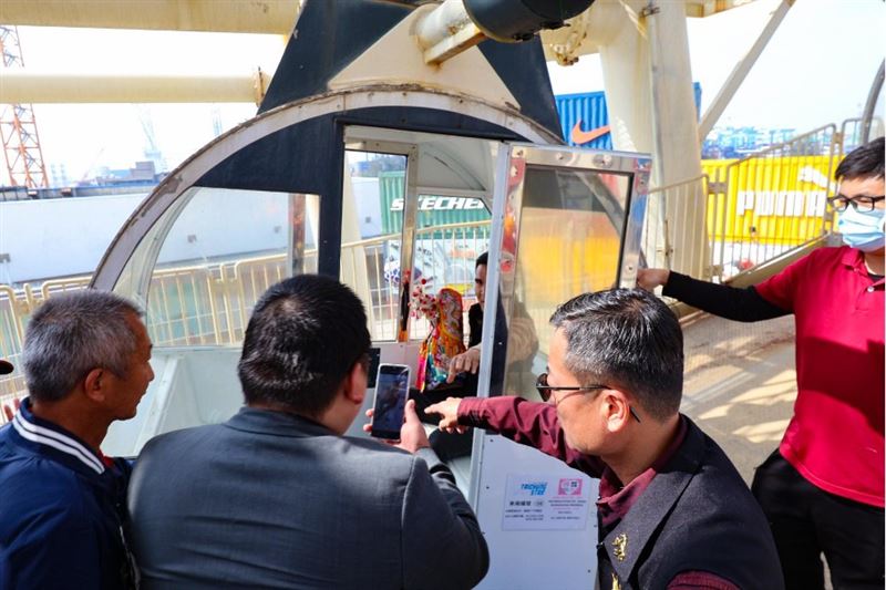 大庄媽搭乘摩天輪。(圖/翻攝自台中港區五十三庄浩天宮(大庄媽)粉絲專頁)
