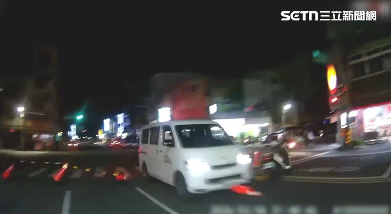 張姓老翁衝破廟會封路管制遭警方攔停。（圖／翻攝畫面）