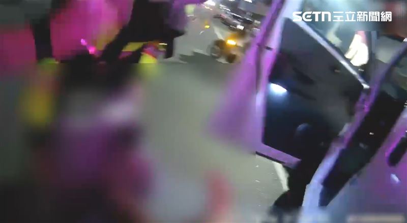 佳里分局表示，因該車仍未熄火且未保持煞車狀態，張男仍自顧自語，遂喝令該民熄火下車呼叫警力支援，全案依警職法施以管束，後續相關責任由本分局調查釐清。（圖／翻攝畫面）