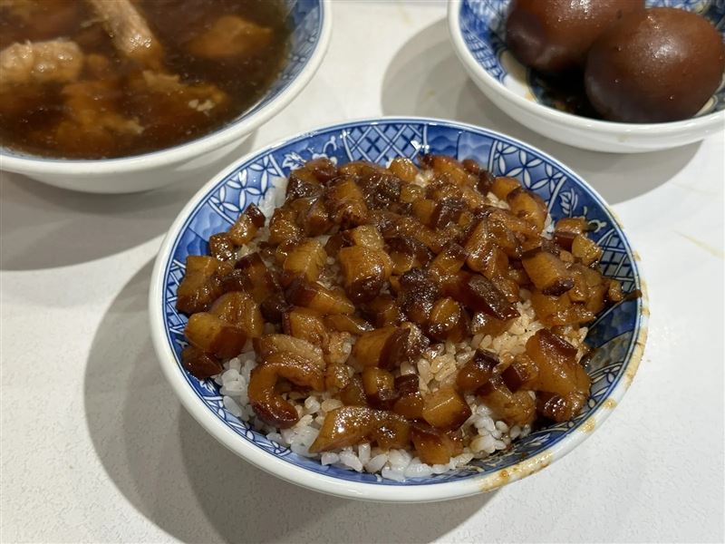 網友在社群平台爆料，竟在必比登名店「小王煮瓜」的滷肉飯中吃到菸頭。（本刊資料照）