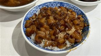 必比登名店出包？小王煮瓜滷肉飯吃出菸頭