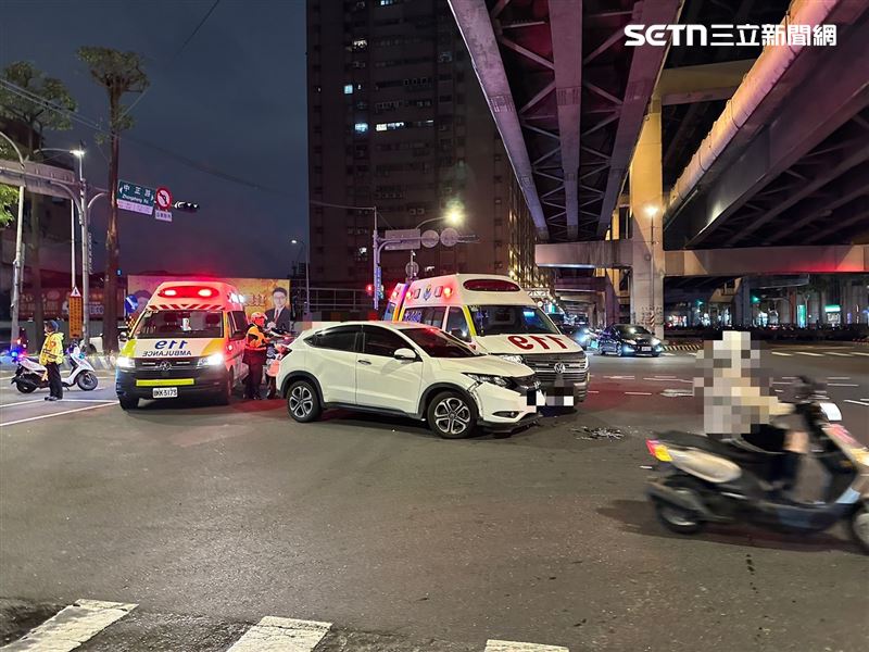 救護車鳴笛出任務遭撞！中和小客車未禮讓釀3車連撞，女駕駛恐慘丟駕照。（圖／翻攝畫面）