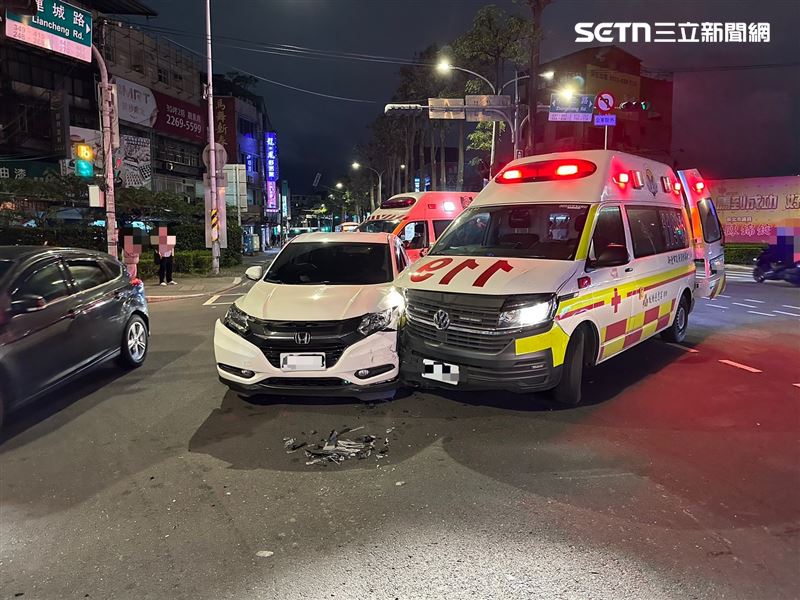 救護車鳴笛出任務遭撞！中和小客車未禮讓釀3車連撞，女駕駛恐慘丟駕照。（圖／翻攝畫面）