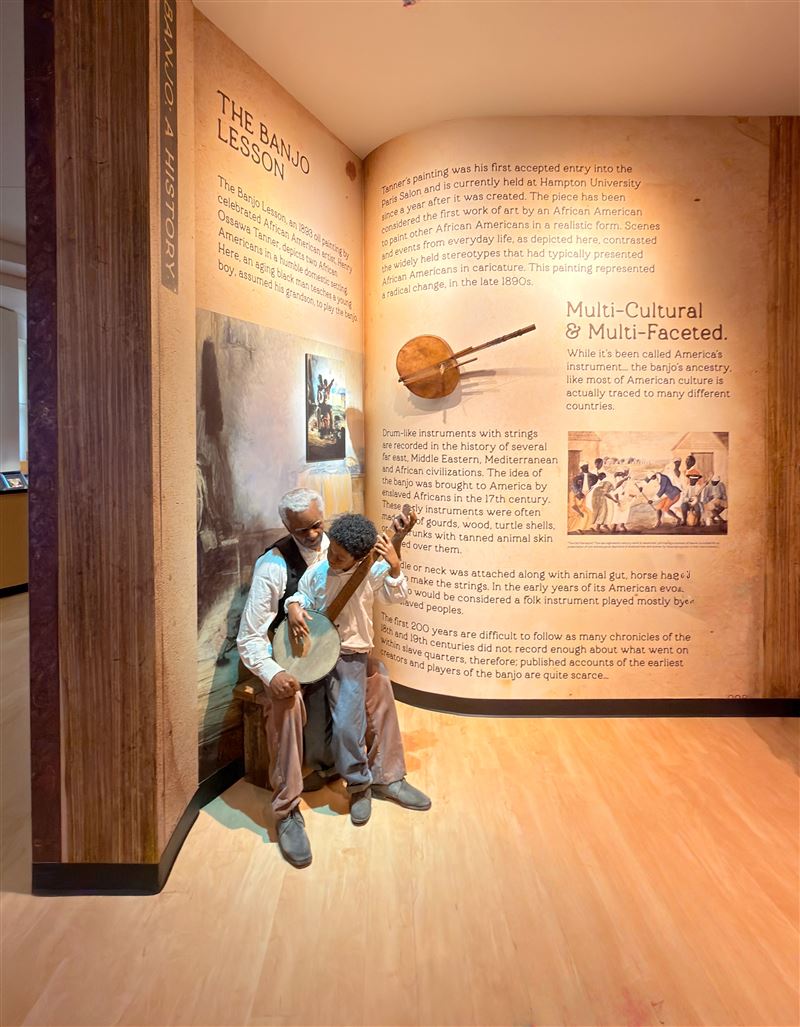 斑鳩琴有關最具代表性的畫作「斑鳩琴課程」被製作成大型立體裝飾放置大門口內。(圖/記者蕭翰弦攝影)