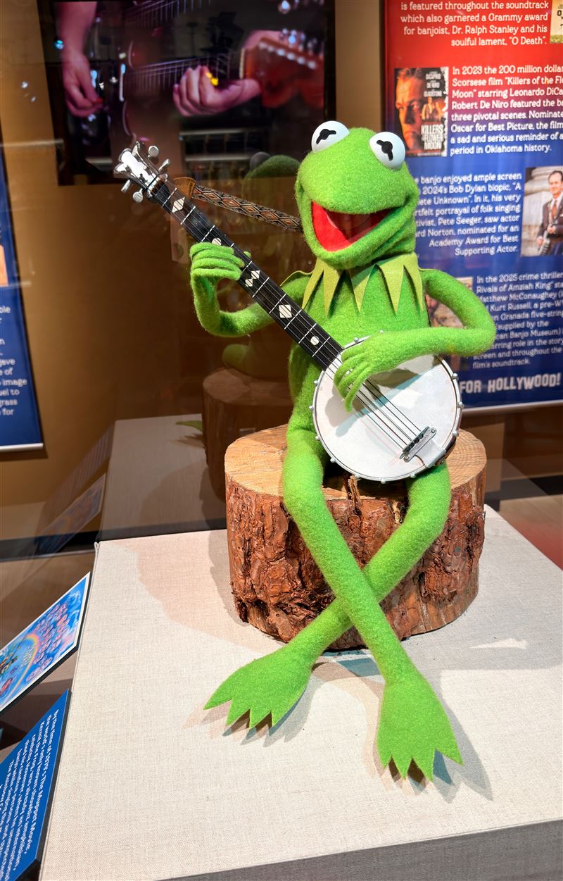 知名節目《芝麻街》超人氣布偶「科米蛙」拿的正是斑鳩琴。(圖/記者蕭翰弦攝影)