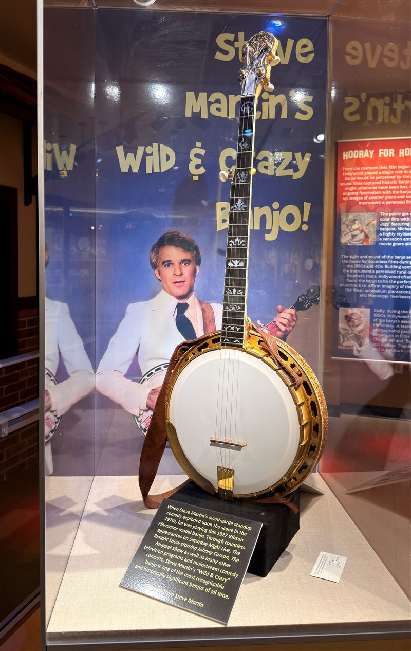 許多知名音樂家的斑鳩琴皆保存於此,圖為70年代知名歌手史提夫·馬丁的斑鳩琴。(圖/記者蕭翰弦攝影)