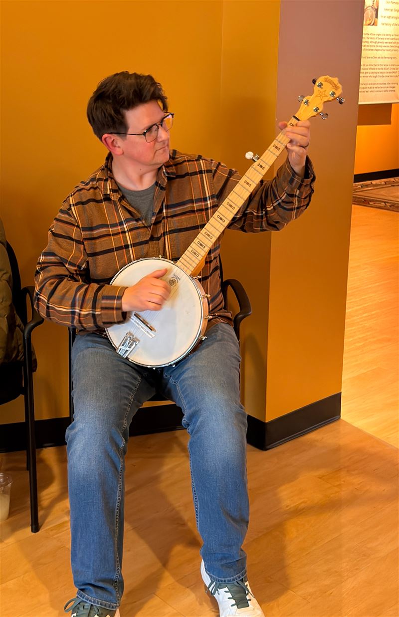 盧卡斯不時會特地為來賓們特地演奏一曲斑鳩琴。(圖/記者蕭翰弦攝影)