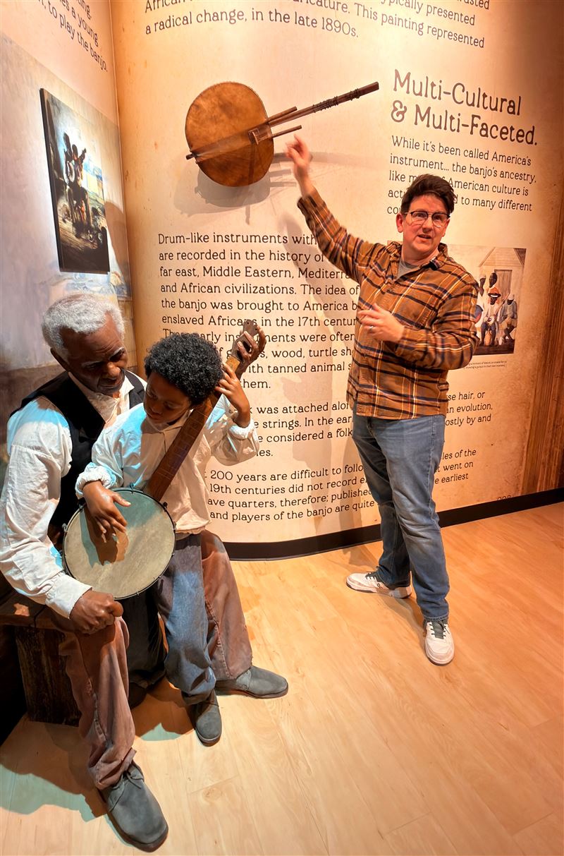 盧卡斯熱心擔任斑鳩琴博物館導覽。(圖/記者蕭翰弦攝影)