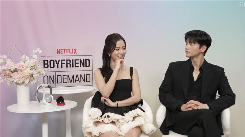 Jisoo在思考如何回答。（圖／Netflix提供）