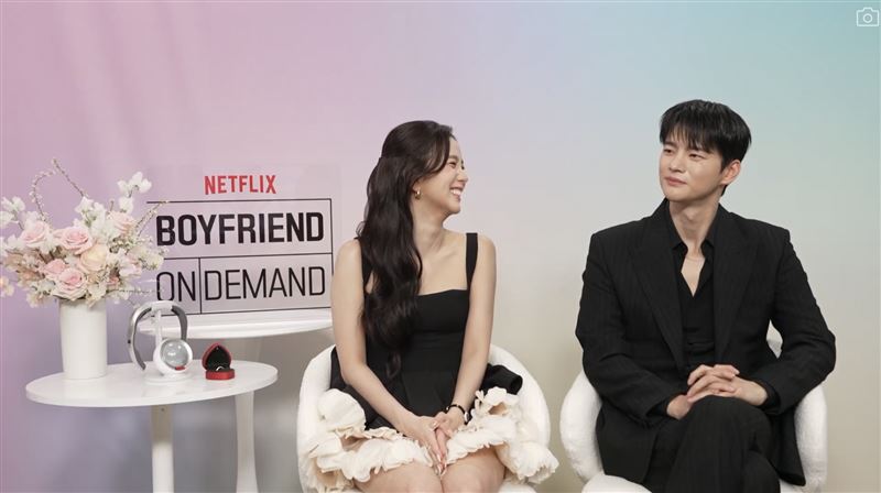 Jisoo盯著徐仁國後便笑了出來。（圖／Netflix提供）