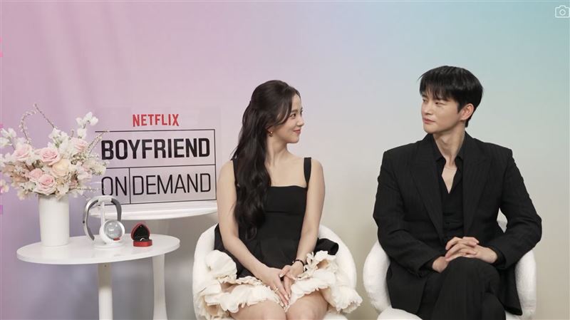Jisoo、徐仁國對望。（圖／Netflix提供）