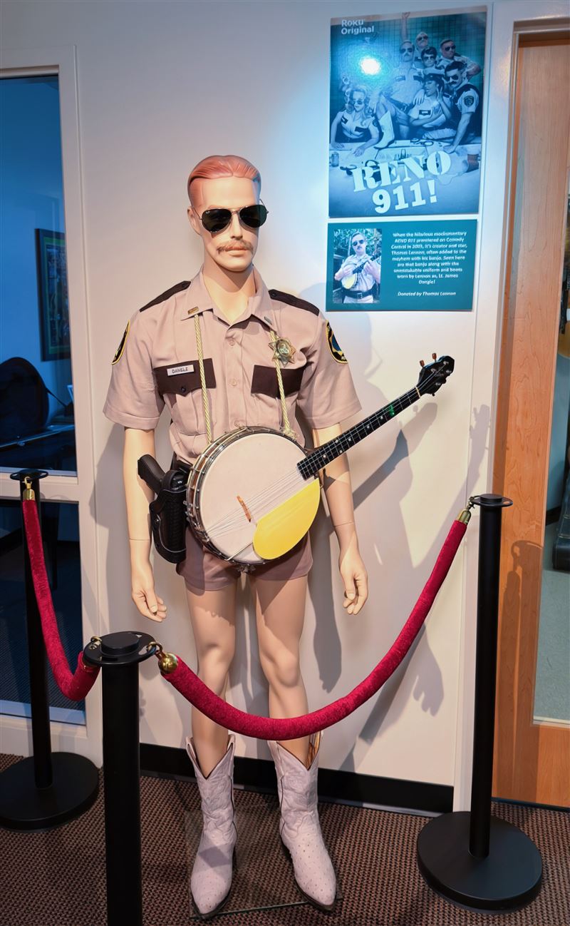 美國影集《雷諾911》影星托馬斯·列儂經常穿著警察制服拿班鳩琴亂入。(圖/記者蕭翰弦攝影)