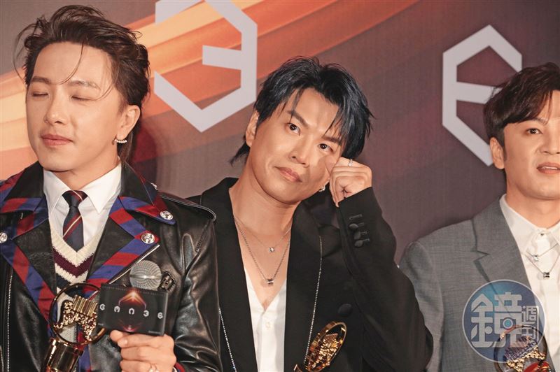 阿弟（中）因Energy成員坤達（左）、書偉（右）涉閃兵事件，歌唱事業遭波及