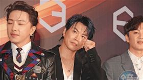 阿弟（中）因Energy成員坤達（左）、書偉（右）涉閃兵事件，歌唱事業遭波及。