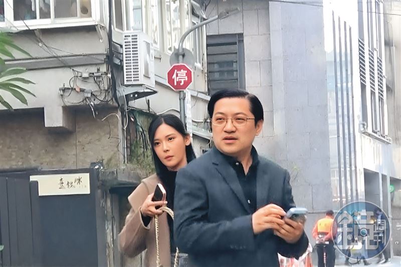 1/29，14:35，今年1月底，本刊直擊梁為超（右）、許玲玲（左）一起到北市高檔日式料理店與友人餐敘