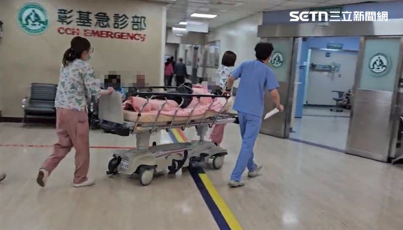 南投杉林溪森林遊樂區遊園巴士墜谷，釀1死7傷，其中吳家么弟傷勢惡化，急轉彰基急診救治。（圖／翻攝畫面）