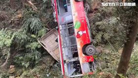杉林溪，賞櫻，遊園巴士墜谷，1死7傷，運將手骨折，送醫，擦山壁減速，暴衝(圖／翻攝畫面)