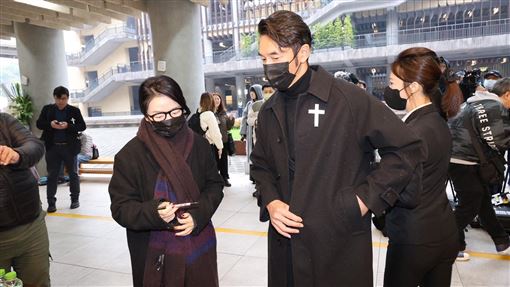 袁惟仁告別式　陶晶瑩素顏哭腫雙眼現身