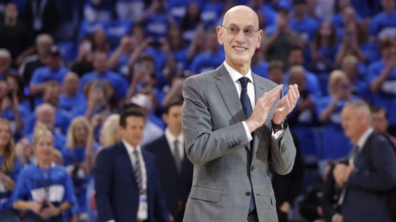 NBA聯盟總裁席爾瓦（Adam Silver）。（圖／翻攝自X平台 @Fullcourtpass）