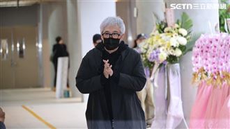 袁惟仁告別式！張宇一頭白髮現身追悼
