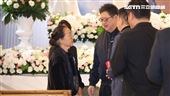 袁惟仁告別式！老母親悲痛白髮人送黑髮人