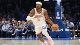 奧克拉荷馬雷霆隊球星「SGA」亞歷山大（Shai Gilgeous-Alexander）達成連續第126場比賽得分至少20分的壯舉，追平由傳奇球星張伯倫（Wilt Chamberlain）所保持的NBA紀錄。（圖／美聯社／達志影像）