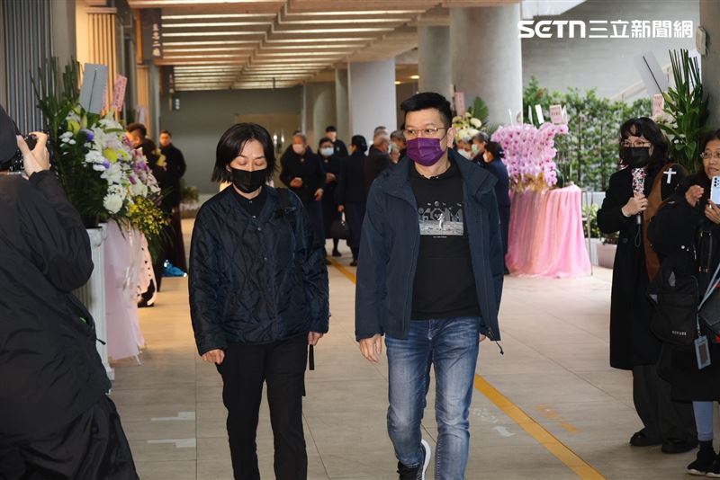 黃韻玲、陳子鴻前往袁惟仁告別式。（圖／記者鄭孟晃攝影）