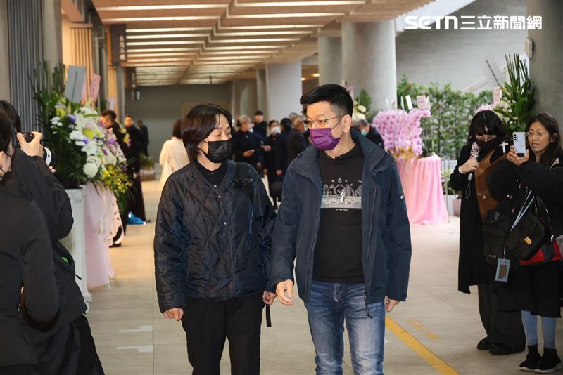 黃韻玲、陳子鴻前往袁惟仁告別式。(圖/記者鄭孟晃攝影)