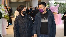 黃韻玲、陳子鴻前往袁惟仁告別式。（圖／記者鄭孟晃攝影）
