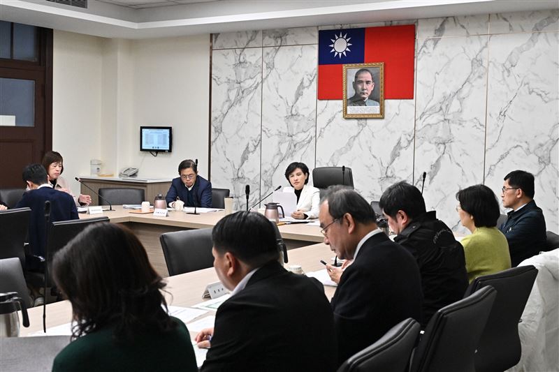 為因應中東情勢，行政院副院長鄭麗君9日召開行政院「穩定物價小組」會議臨時會報。（圖／行政院提供）