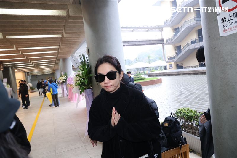 Ella前往袁惟仁靈堂，送恩師最後一程。（圖／記者鄭孟晃攝影）