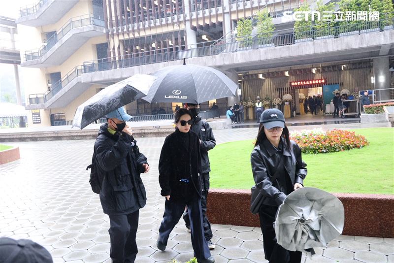 Ella前往袁惟仁靈堂，送恩師最後一程。（圖／記者鄭孟晃攝影）