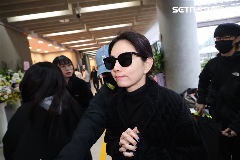 Ella前往袁惟仁靈堂,送恩師最後一程。(圖/記者鄭孟晃攝影)