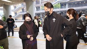 陶晶瑩跟李李仁致哀。（圖／記者鄭孟晃攝影）