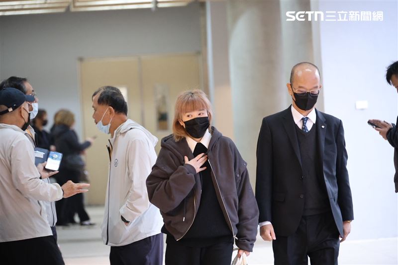 陸元琪現身前夫袁惟仁告別式,曾傳出被禁止參加。(圖/記者鄭孟晃攝影)