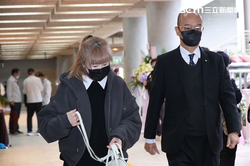 陸元琪現身前夫袁惟仁告別式,曾傳出被禁止參加。(圖/記者鄭孟晃攝影)