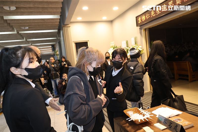 陸元琪現身前夫袁惟仁告別式,曾傳出被禁止參加。(圖/記者鄭孟晃攝影)