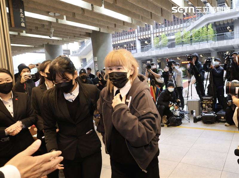 陸元琪（右）一度傳出被禁止參加前夫袁惟仁告別式，最後她仍決定出席。（圖／記者鄭孟晃攝影）