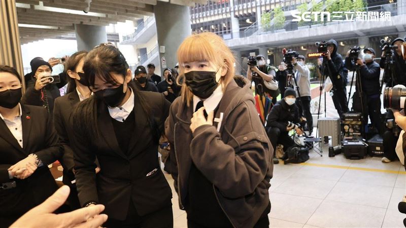 陸元琪現身前夫袁惟仁告別式,曾傳出被禁止參加。(圖/記者鄭孟晃攝影)