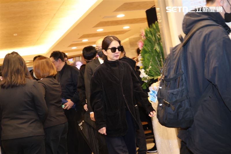 Ella淚崩離開袁惟仁靈堂。(圖/記者鄭孟晃攝影)