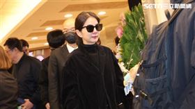 Ella淚崩離開袁惟仁靈堂。（圖／記者鄭孟晃攝影）