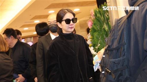 Ella哭到說不出話！淚崩離開袁惟仁靈堂