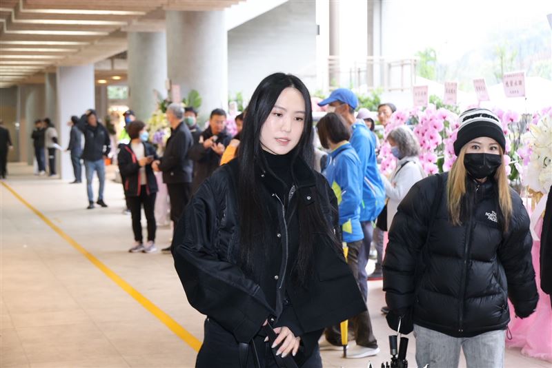 孫盛希前來靈堂告別袁惟仁。(圖/記者鄭孟晃攝影)