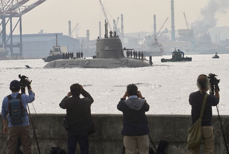 潛艦國造原型艦海鯤艦10日進行第5次潛航測試，上午8時許駛出高雄港區，許多軍事迷聚集在港邊搶拍