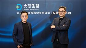 大研生醫啟動7大戰略引擎 衝刺亞太市場大研生醫董事長張家銘（右）10日宣布，啟動涵蓋大健康、大數據等7大戰略引擎，將衝刺亞太市場。左為大研生醫總經理林東慶。（大研生醫提供）中央社記者何秀玲傳真 114年7月10日