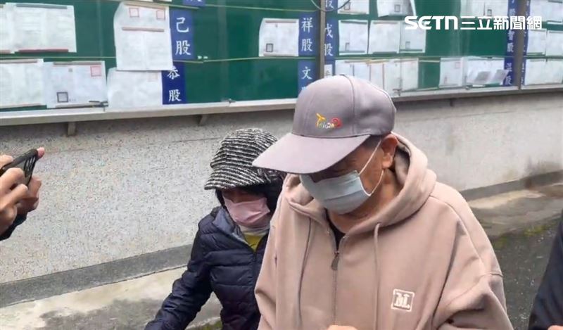 光復鄉長林清水配戴電子手環步出法院，面對現場媒體，他牽著妻子的手低調說「謝謝」。（圖／翻攝畫面）