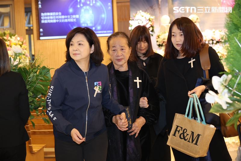 楊貴媚攙扶袁惟仁媽媽離開告別式。（圖／記者鄭孟晃攝影）