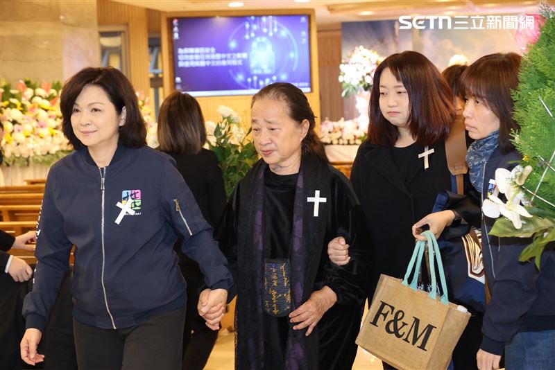 楊貴媚攙扶袁惟仁媽媽離開告別式。（圖／記者鄭孟晃攝影）