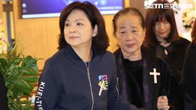 楊貴媚攙扶袁惟仁媽媽離開告別式。（圖／記者鄭孟晃攝影）