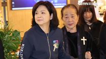 袁惟仁出殯！老母親靠楊貴媚攙扶離去
